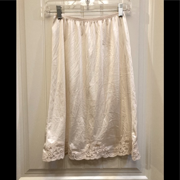Vanity Fair ivory half slip with lace trim, size S - Picture 1 of 4